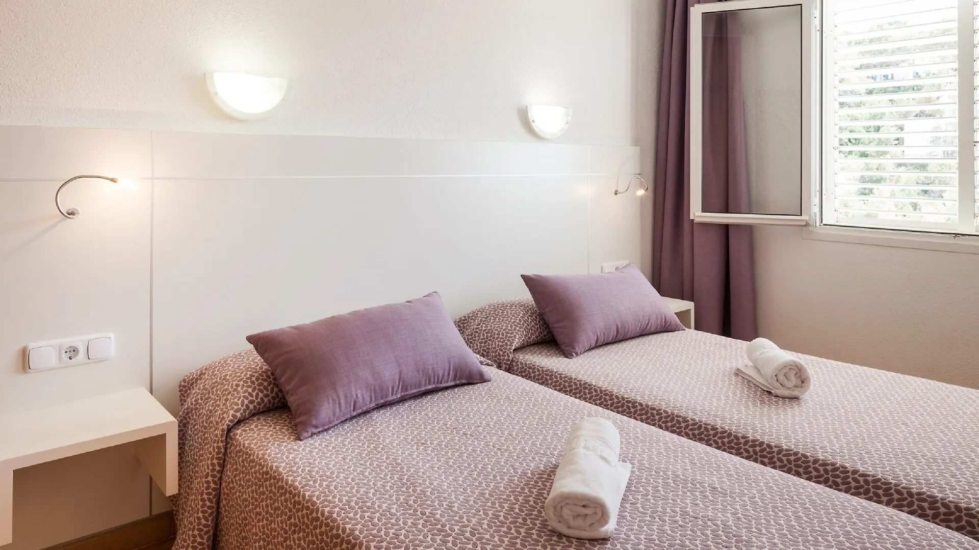 Aparthotel Aptos. Puerto Cala Vadella