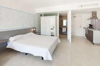 Aparthotel Aptos. Puerto Cala Vadella